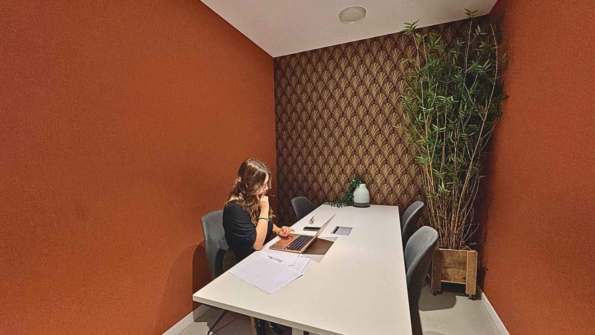 co-worker assise dans une Salle de réunion à Lille